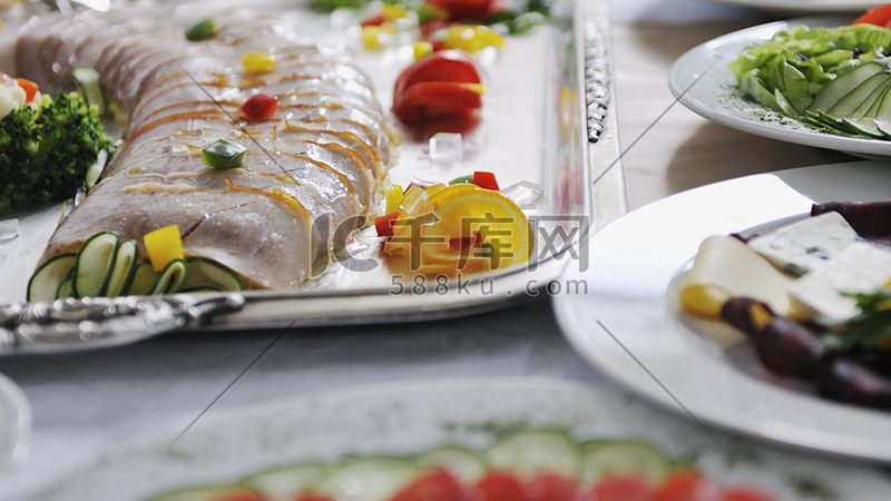 小标题：行业背景：食品代工的兴起与挑战