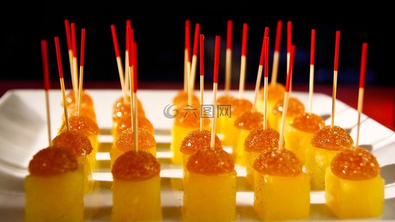 休闲食品代加工与自营的差异化分析